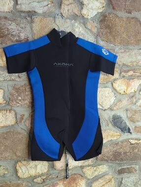 Unisex Kids Akona Shorty Wetsuit in Black and Blue
